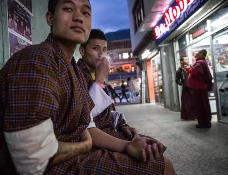 唯一一个禁烟成功的国家,唯一禁酒的国家