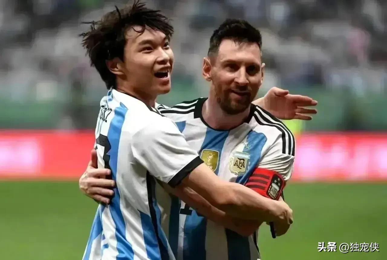 那个拥抱梅西的中国球迷后续如何,中国足球迷无数次伤心时刻