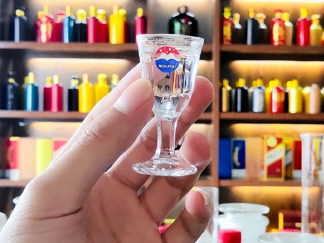 茅台送的小酒杯是几钱,茅台酒为何送个小酒杯