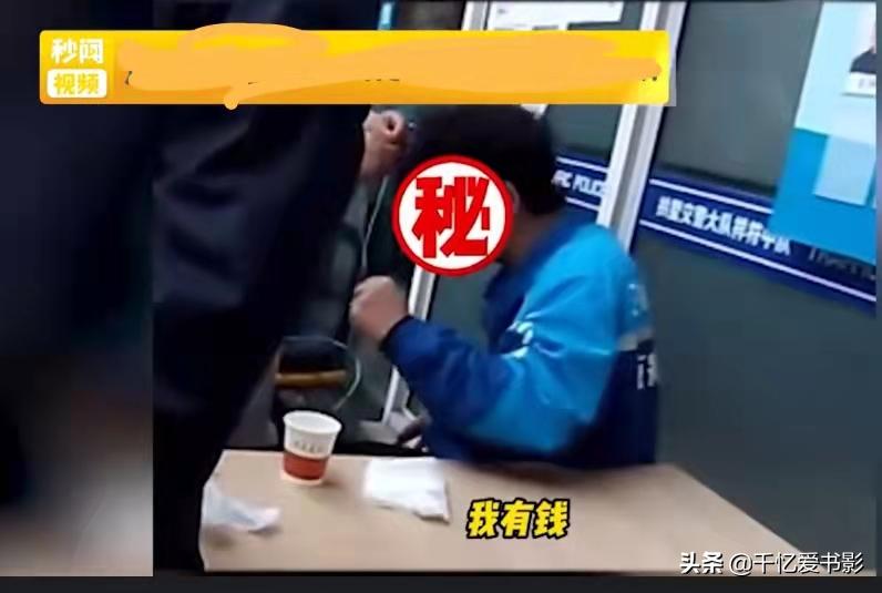 外卖小哥突发哮喘路人相助,一名外卖小哥突发哮喘