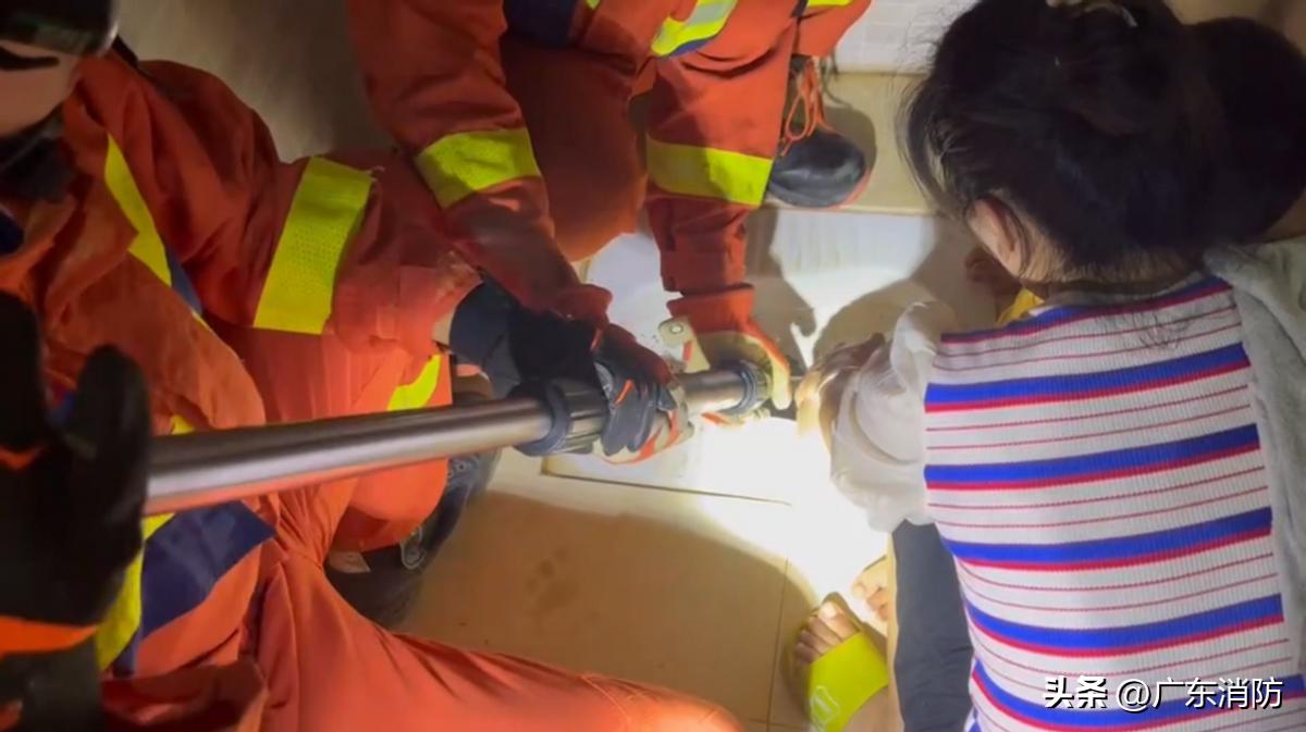 三岁男童脚被电梯咬住,小学生脚被咬