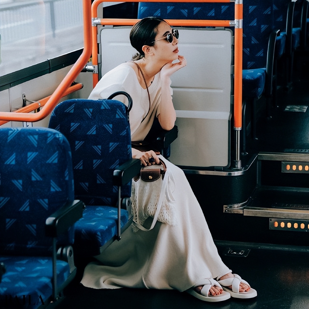 百搭运动休闲凉鞋穿搭,高跟银色凉鞋简单大方穿搭