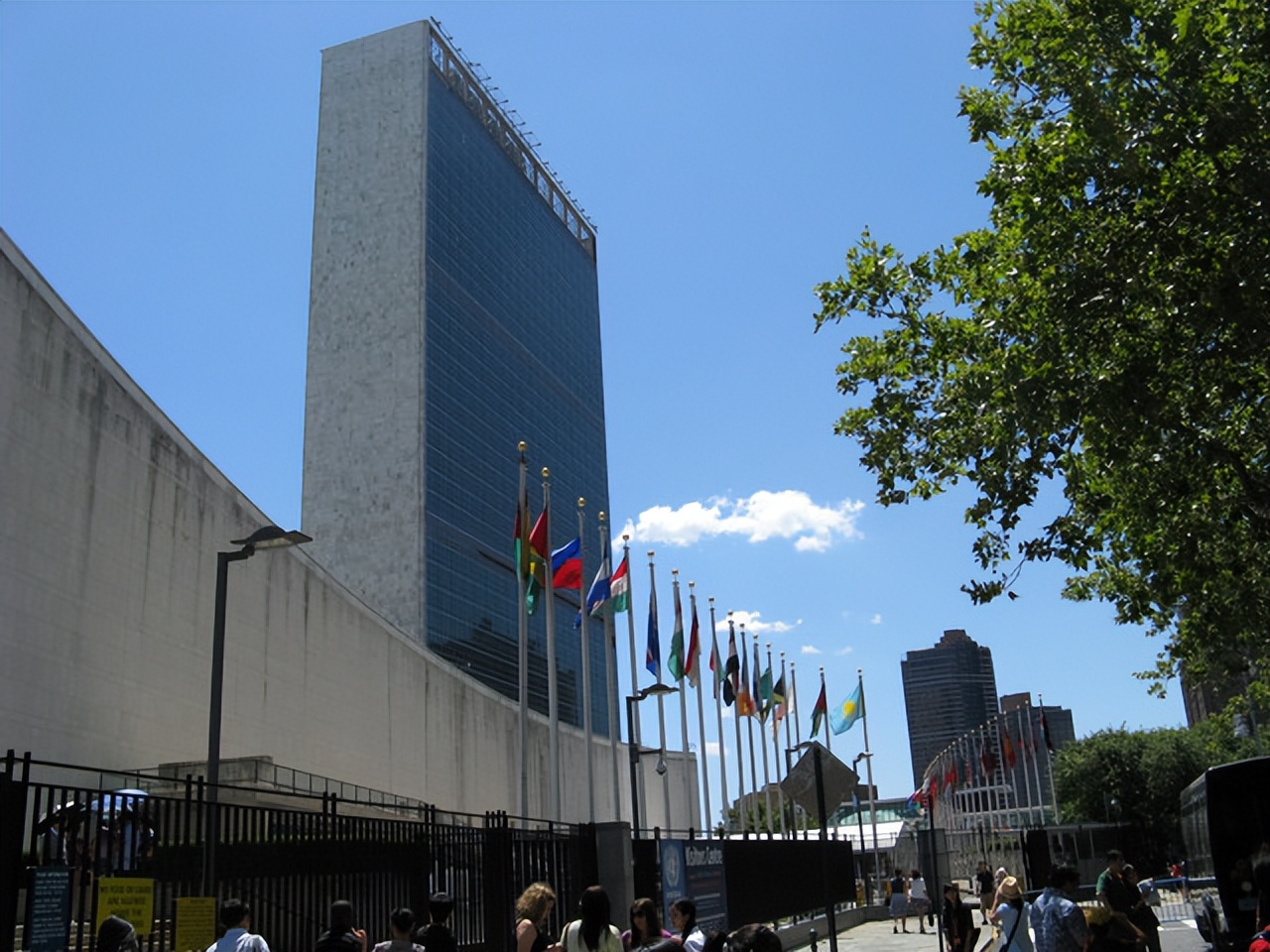 亚洲唯一中立国，水电免费汽油仅一毛，这个国家为何能闷声发大财