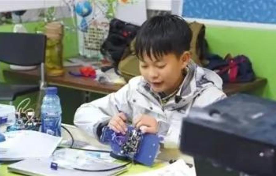 10年前被父母逼迫雪地奔跑,10年前被爸爸逼的雪地里跑步