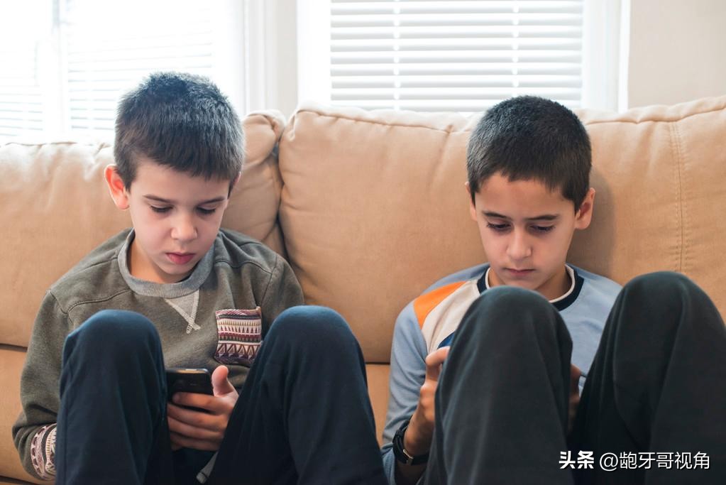 贵阳某中学把20余部学生手机泡水引热议，学校这样处置是否得当