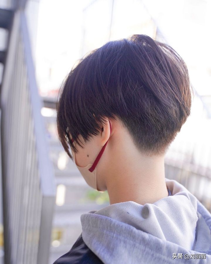 基础女发剪发教程,用剪刀乱剪女孩的头发