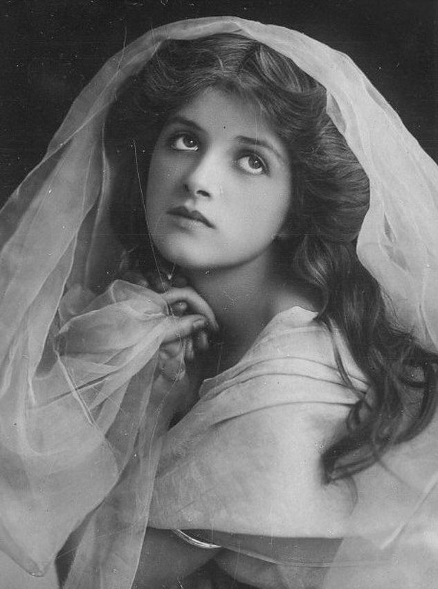 侵华日军残酷*行暴**，女子为活命脱下衣服让日本人拍摄，*辱侮**至死2