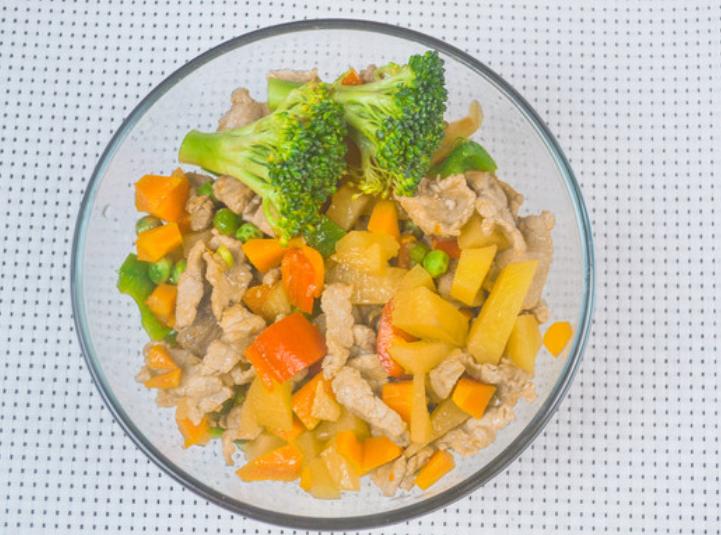 萌宠泰迪吃东西,泰迪异食癖是什么原因引起