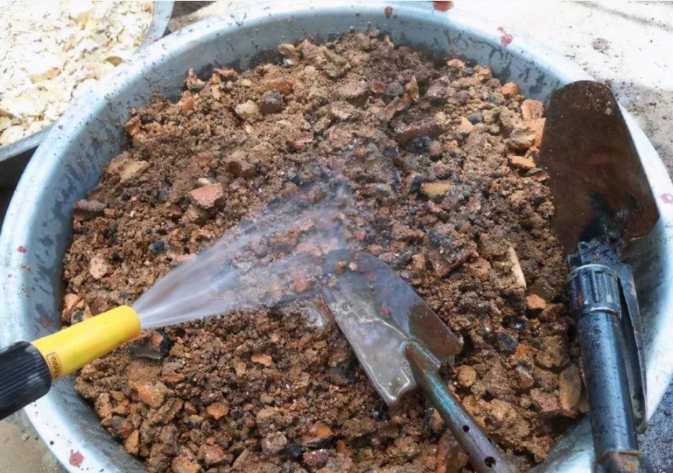 养花时花盆底下的小洞可以堵上吗,花盆下面垫个塑料盆会烂根吗