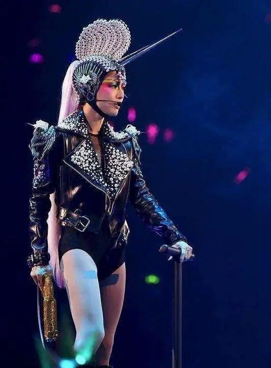 50多岁的郑秀文自律使身材曼妙 (50岁的郑秀文迎来了她的时髦巅峰)