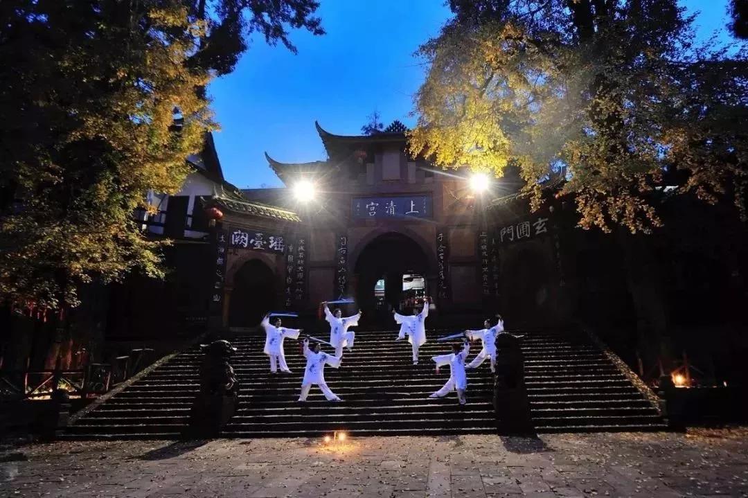 拜水都江堰问道青城山是诗词吗,拜水都江堰问道青城山完整版