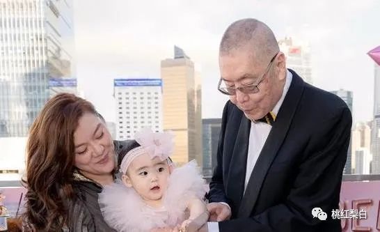 有钱人的名利场：甘比为什么要巴结82岁的他？