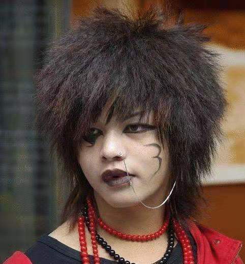 “玩不起房和车，只能玩头发”：曾经的“杀马特少年”去哪儿了？