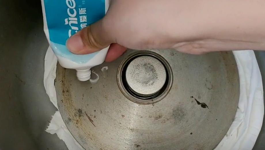 电饭煲的正确使用和清洁方法,电饭煲发热盘下面怎么清理