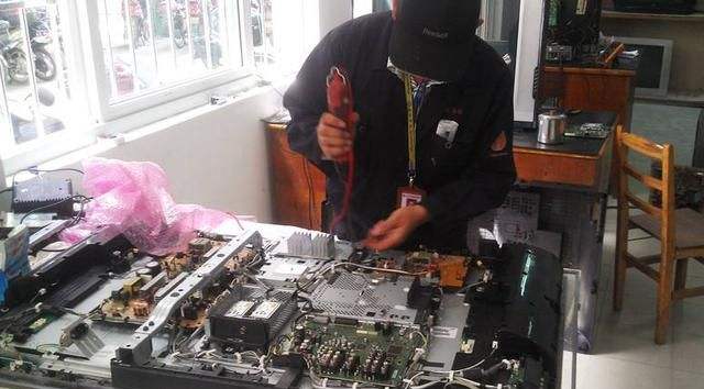 电视机黑屏修不修,电视显示器内屏坏了能修吗