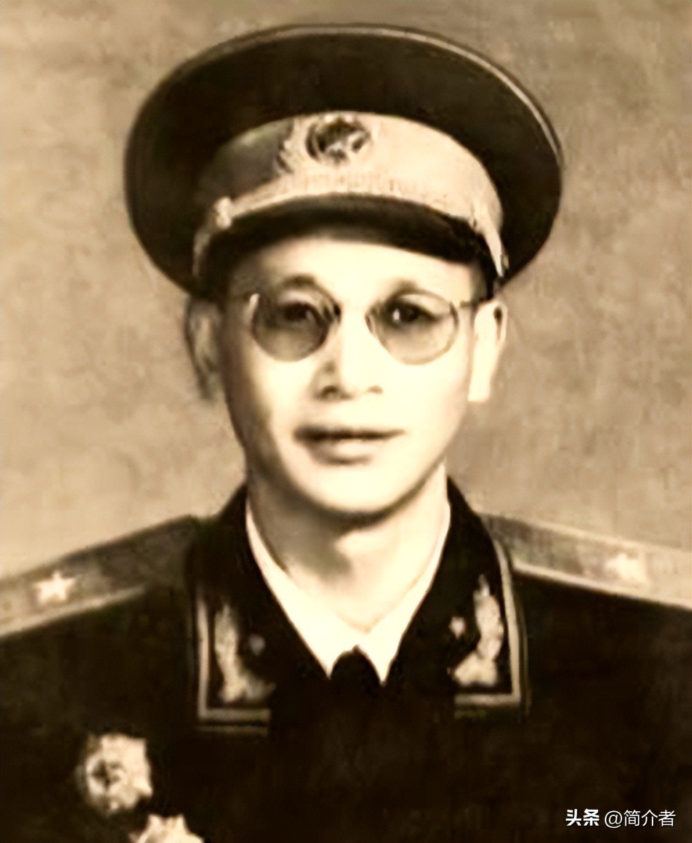 解放军原步兵第142师首任师长欧致富、政委谢镗忠