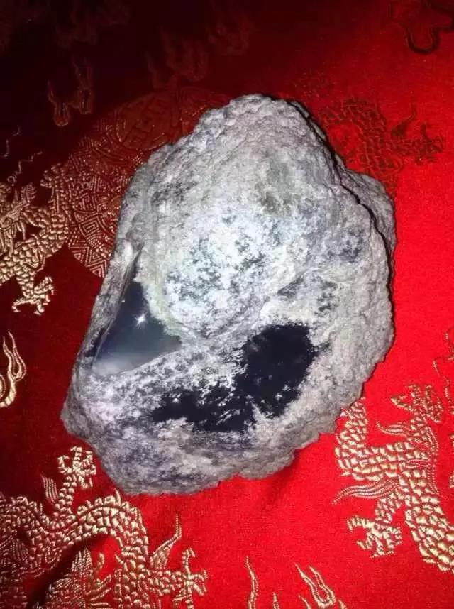 顶级玻璃种翡翠原石切割视频,顶级玻璃种全脱沙翡翠原石