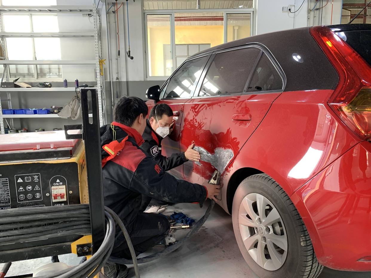 车辆剐蹭需要钣金喷漆的价格,15w车补漆白色多少钱