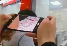 银行柜台男子掏出1300张身份证,男子在银行柜台掏出1300张身份证