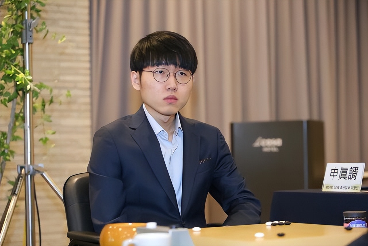 中国战胜韩队,韩国朴廷桓再次反超申真谞