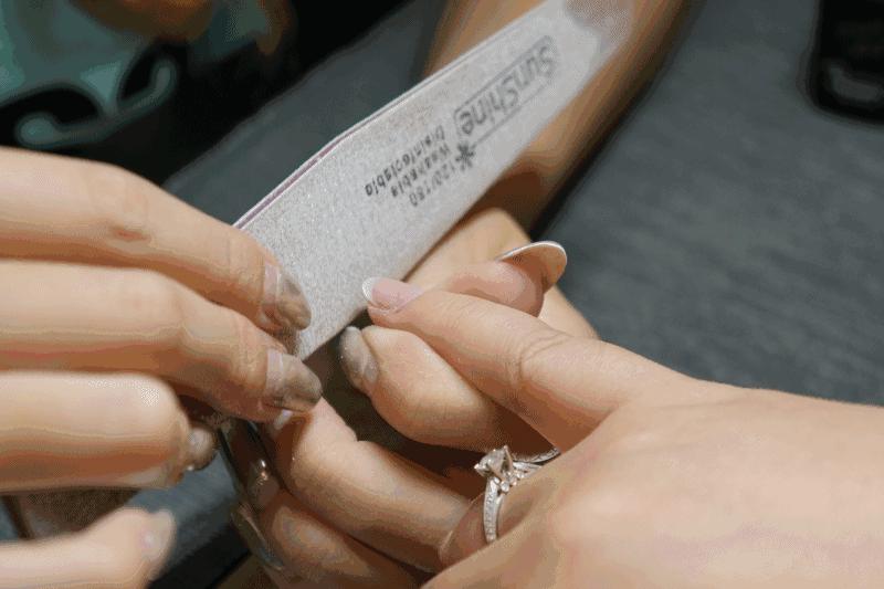 看着都疼！美甲片掀翻指甲，医生紧急提醒（胆小勿入）