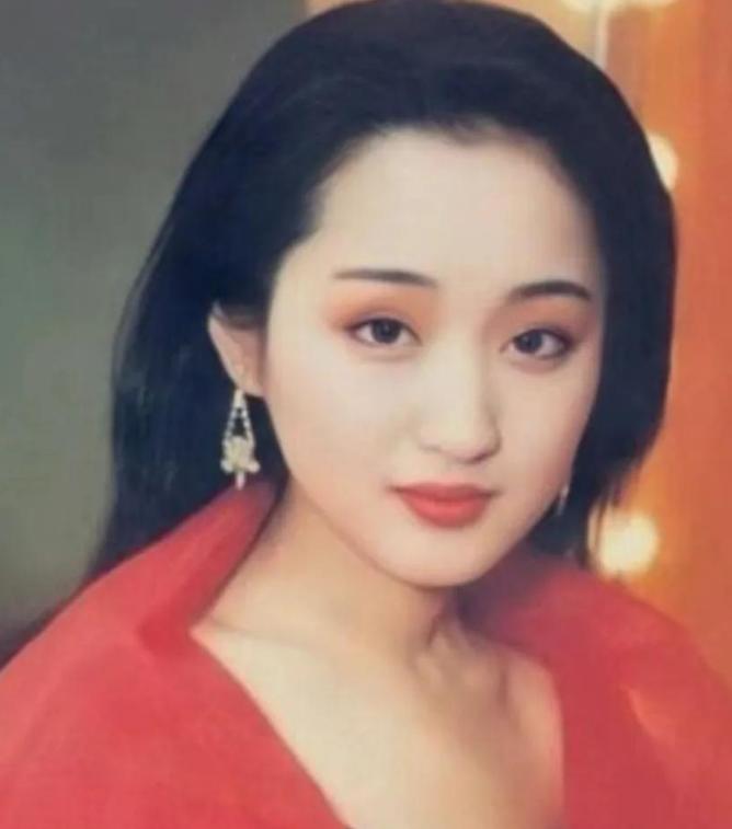 曝52岁杨钰莹怀孕，穿紧身长裙肚子又圆又鼓，网友：是真的吗？