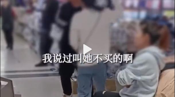 妻子买几千块的衣服丈夫崩溃,女子买衣服被老公拉去退款