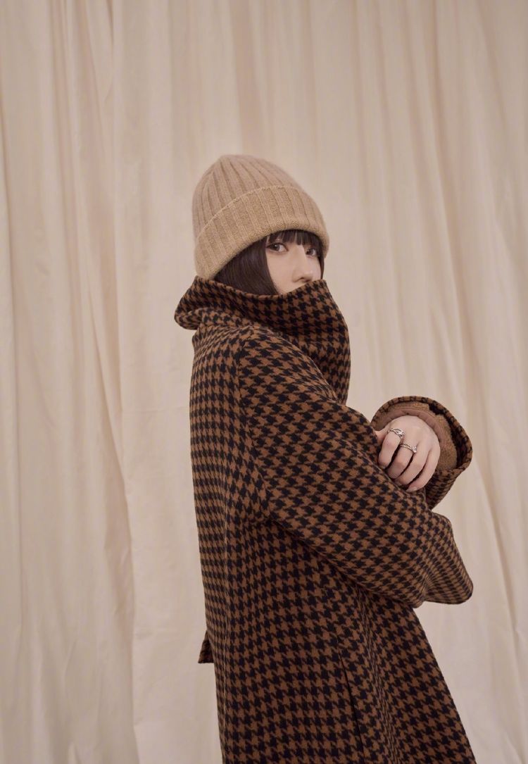 春季穿搭不用愁，千鸟格大衣高级穿搭，不会的照穿就好