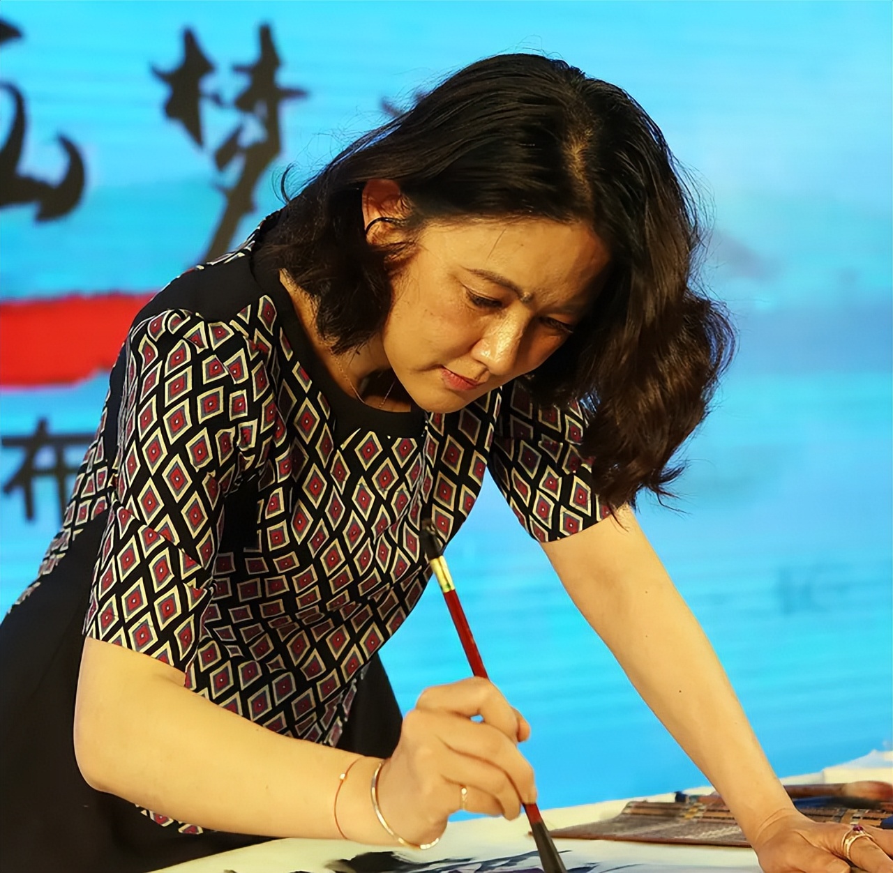 女子拿一幅画鉴宝,专家说是假的,女子:你们可知道我是谁?