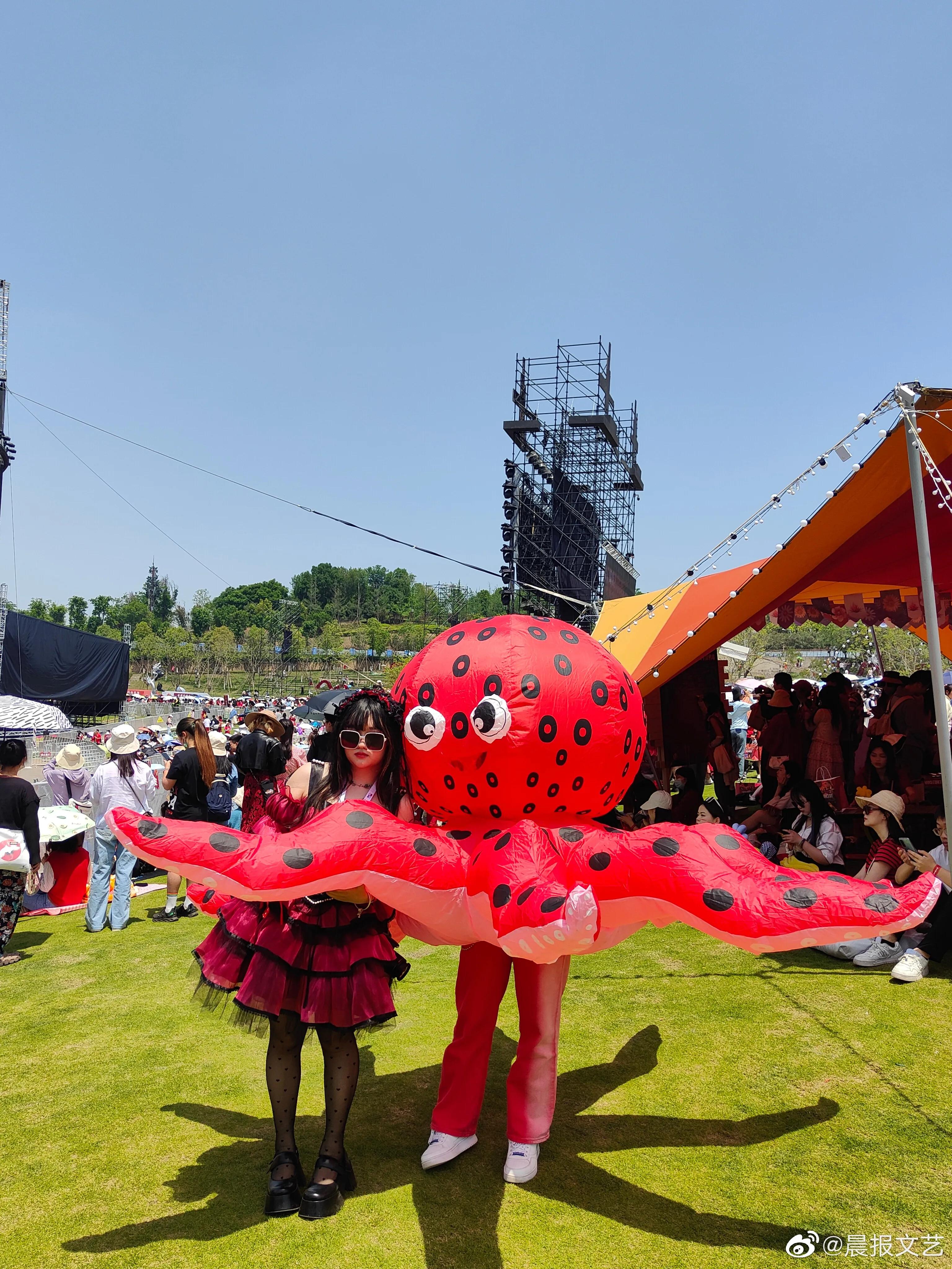 华晨宇2017年火星演唱会绝美灯光 (华晨宇火星演唱会造型白色绑带)