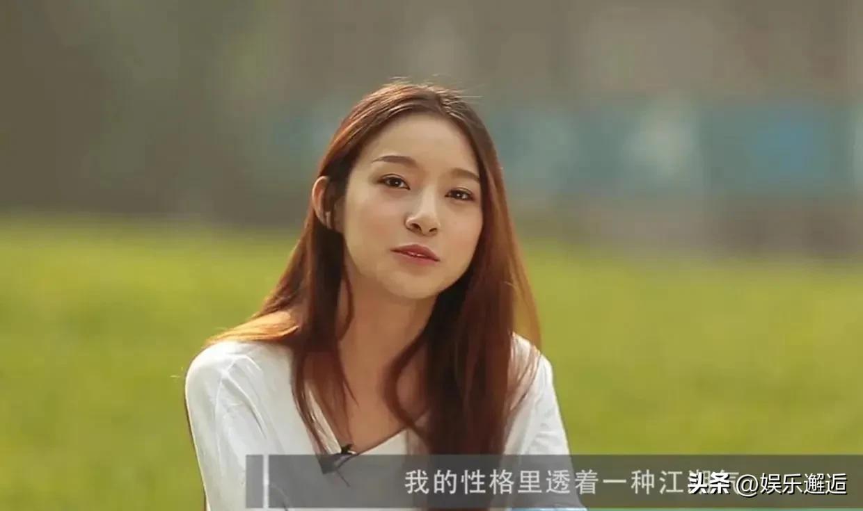 泳装模特大赛出道，逆袭成为“央视一姐”，连续两年主持央视春晚