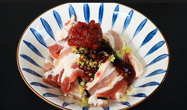 这应该是粉蒸肉最简单的做法，不用炒不用泡，肉片软糯，香而不腻