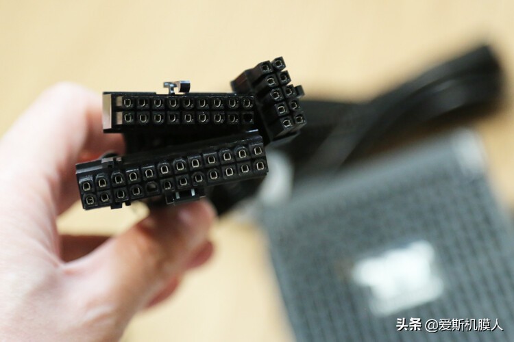 ITX好搭档！ThermaltakeTT钢影SFX650W金牌全模组电源开箱