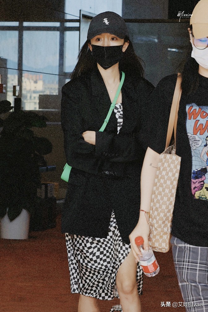 杨幂久违现身瘦到脱相,杨幂现身机场大秀蛮腰和长腿