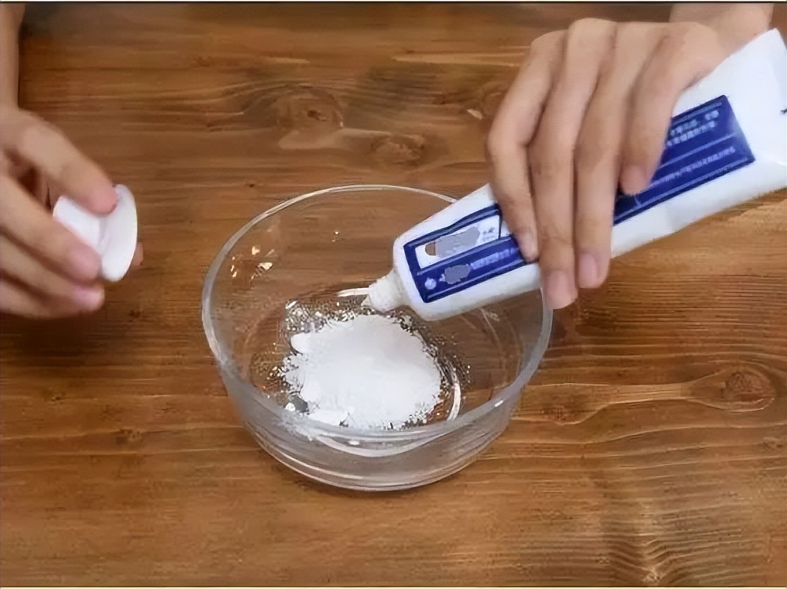 白衣服发黄洗白小窍门小苏打白醋,白色衣服放时间长了发黄怎样去除