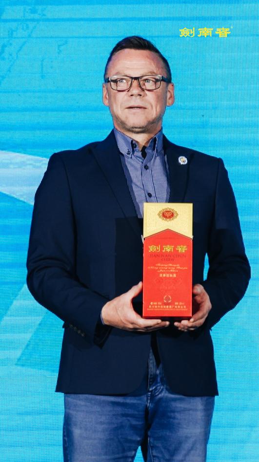 “中国名酒”剑南春的又一次体育营销，以“豪门曼城”为题！