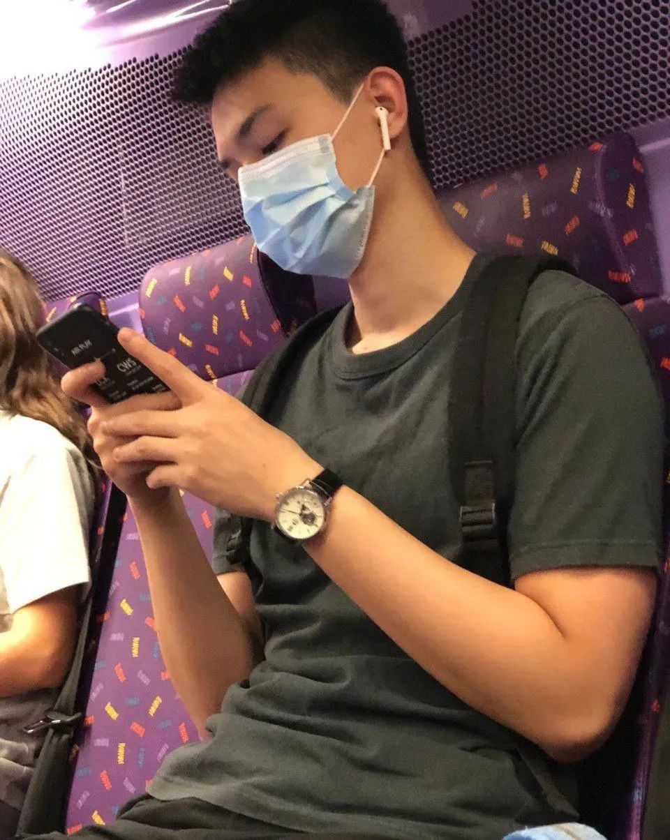 网友拍到穿校服高中生和青春擦肩,网友地铁上拍下的一幕