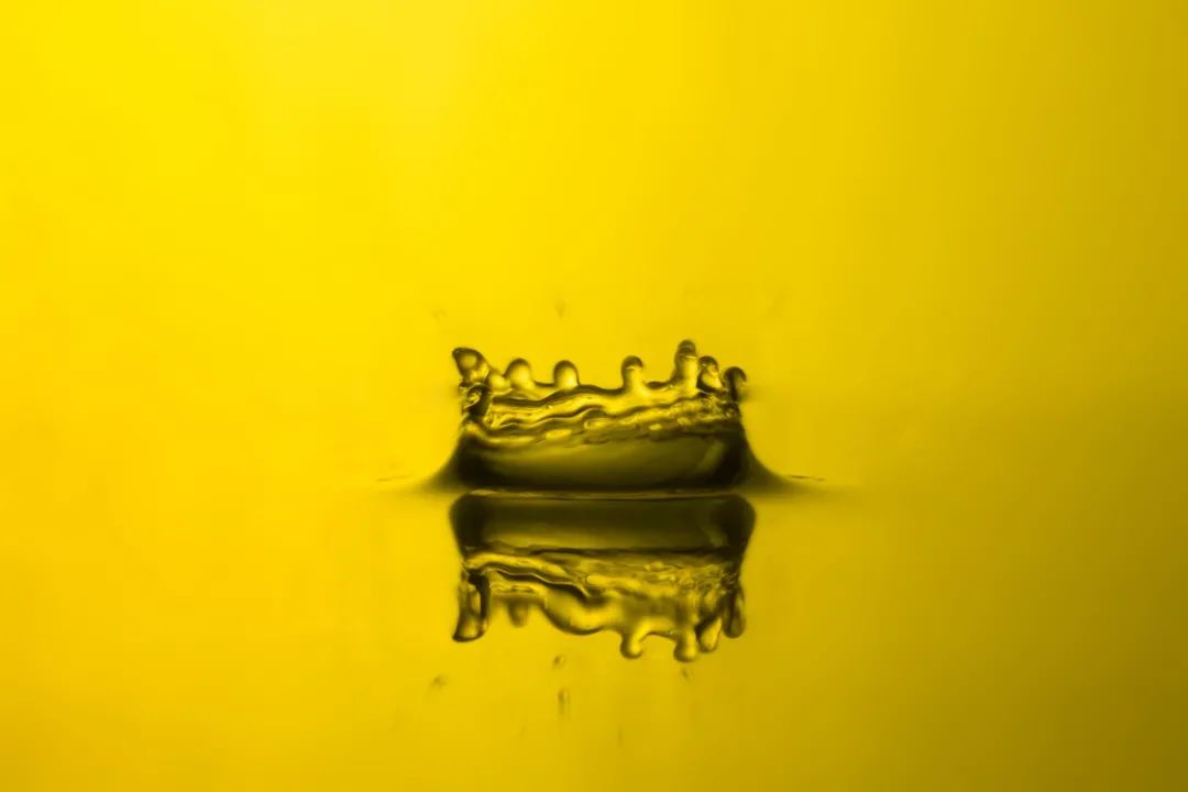 手上沾了502胶水可以用醋解决吗,手上粘着502胶水不及时处理没事吧