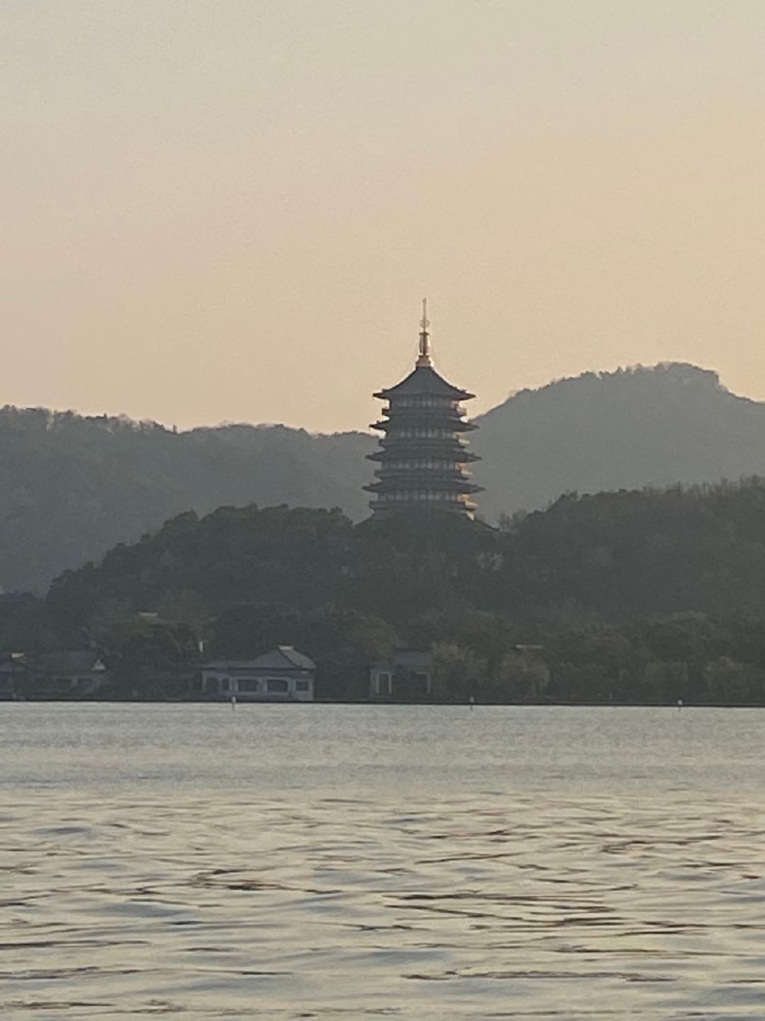 杭州西湖出现“海市蜃楼”,宝塔悬浮在空中?原景在哪里?