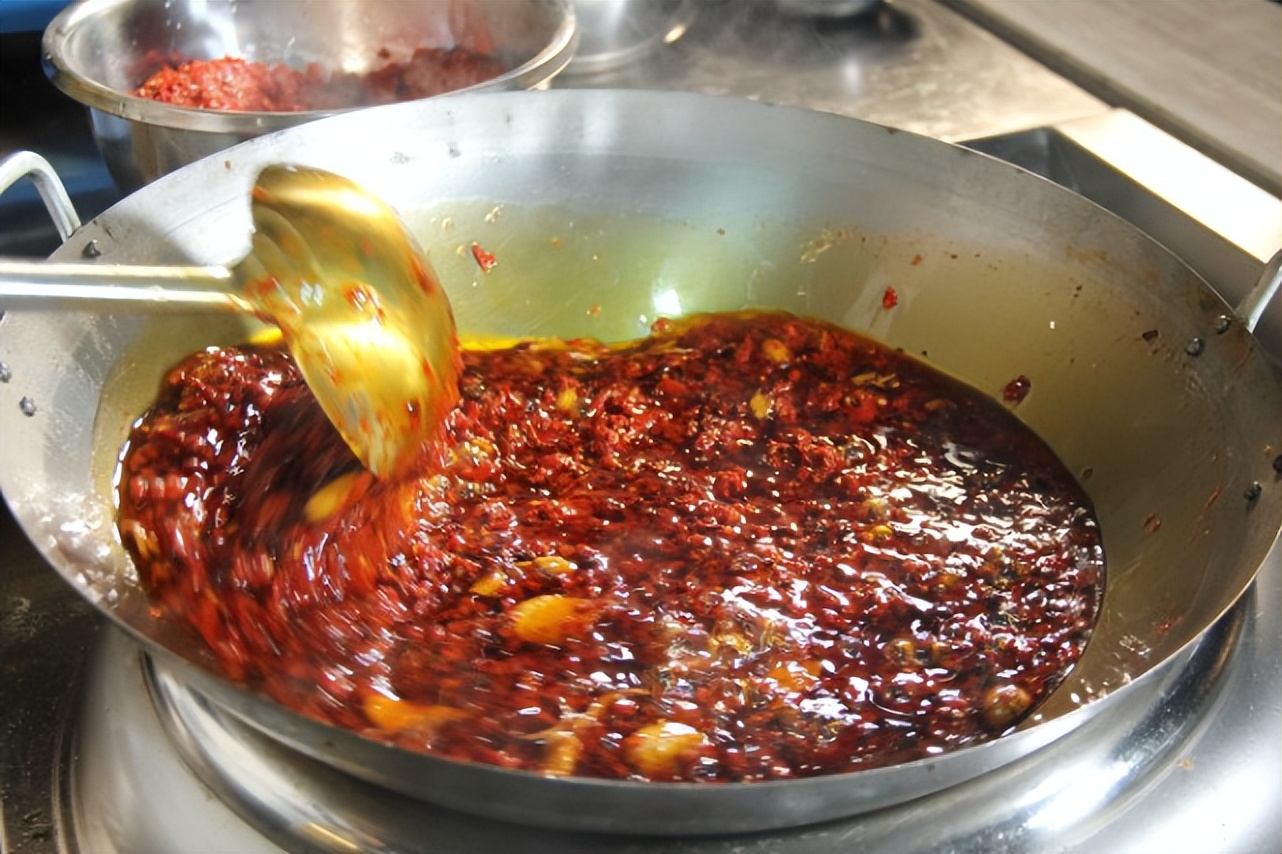 如何牛油火锅底料清澈红亮,炒好火锅料