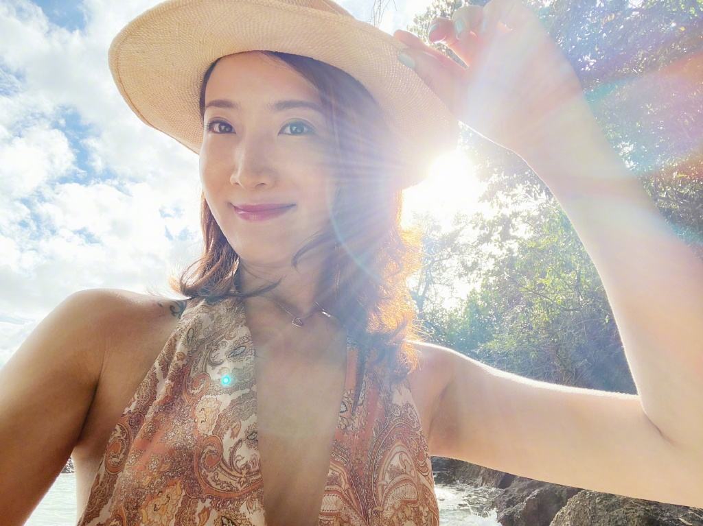 陈赫前妻许婧晒出海旅游照,陈赫前妻许婧穿搭