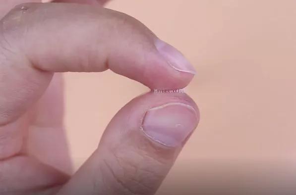 手上粘着502胶怎么办,手上沾了502胶水可以用碘伏去掉吗