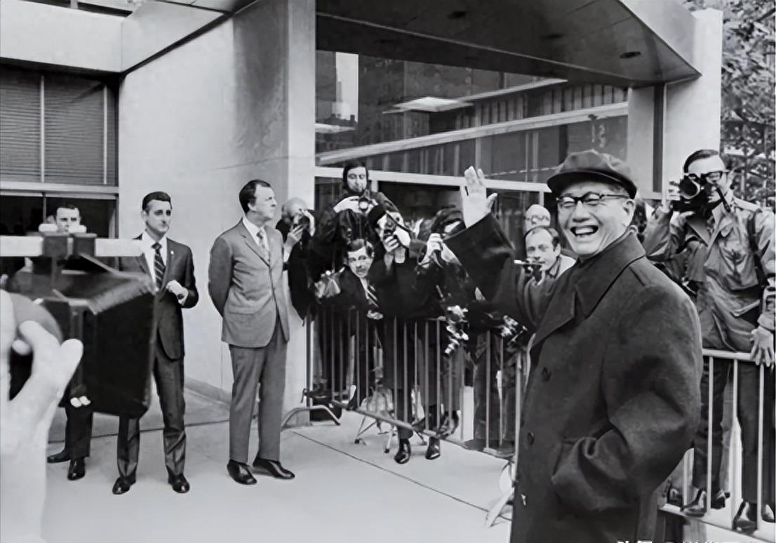 乔冠华到底有多强？联合国大会仰天大笑，毛*东泽**：一文顶两坦克师