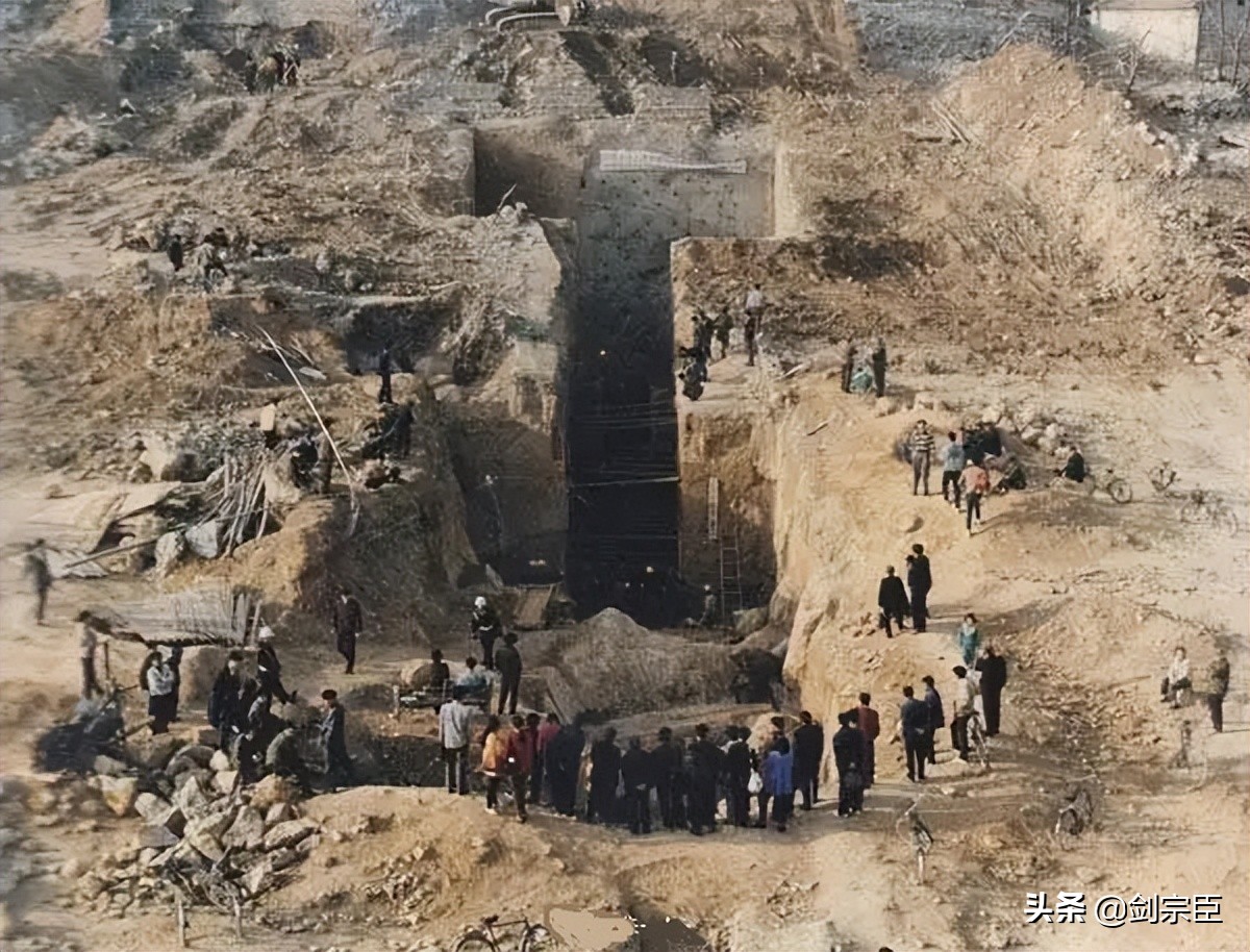 1984年，砖瓦厂工人在山上取土，一锄头下去，冒出来一个“人头”