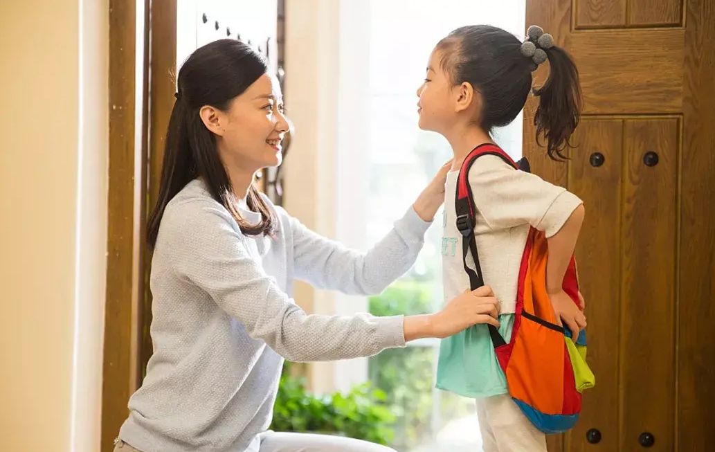 女孩发现被偷拍勇敢出击,12岁女孩被偷拍事件