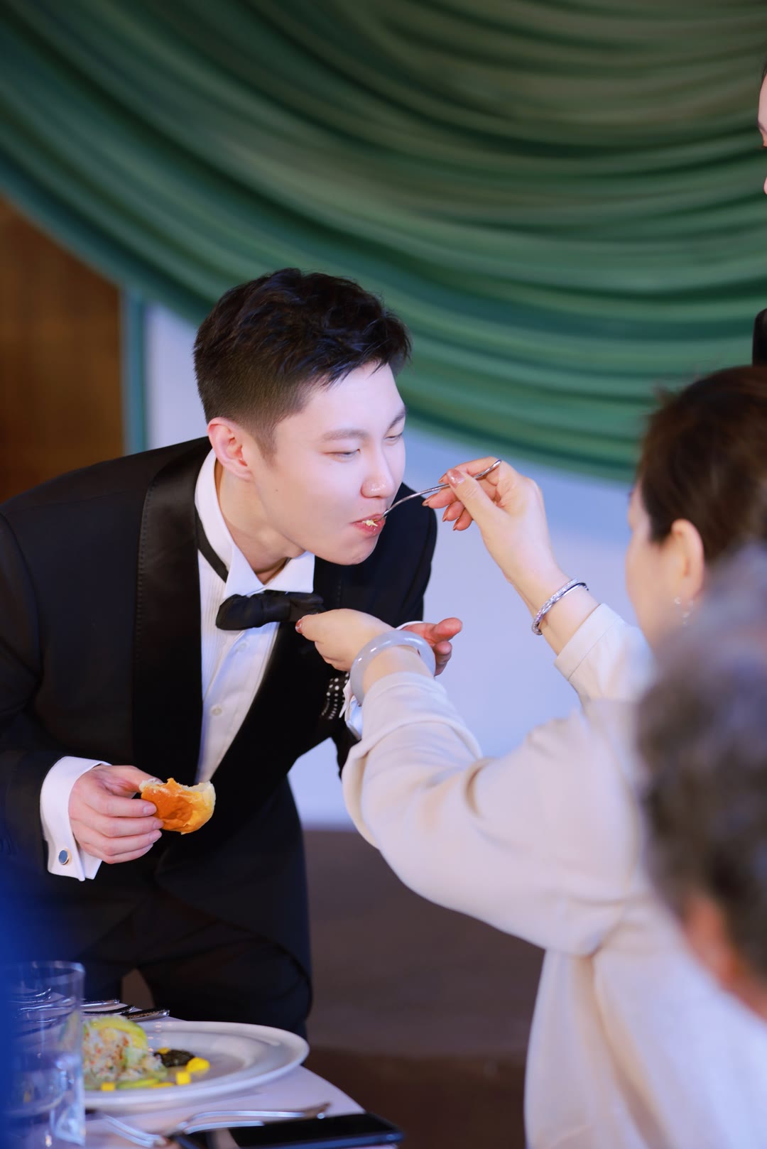 球球晒婚礼答谢宴视频,球球参加小邱婚礼