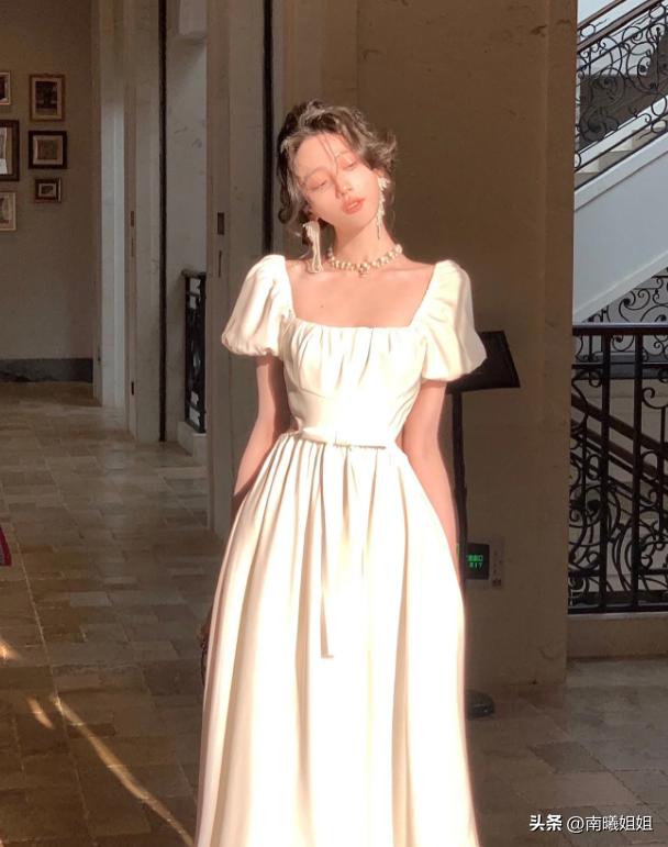 配裙子的平底单鞋时尚减龄,百搭裙子低跟鞋