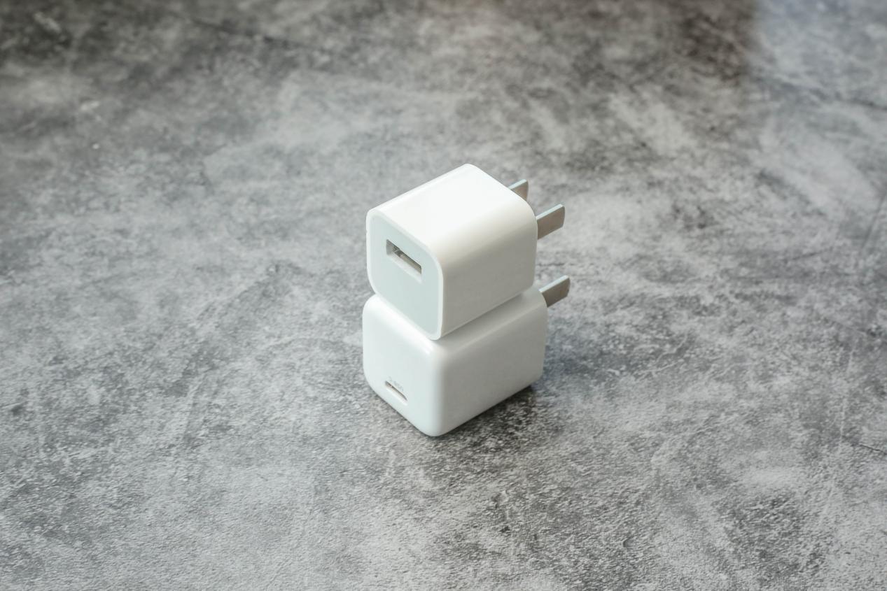 iphone20瓦快充头拆解教程,品牌苹果30w快充头拆解测评