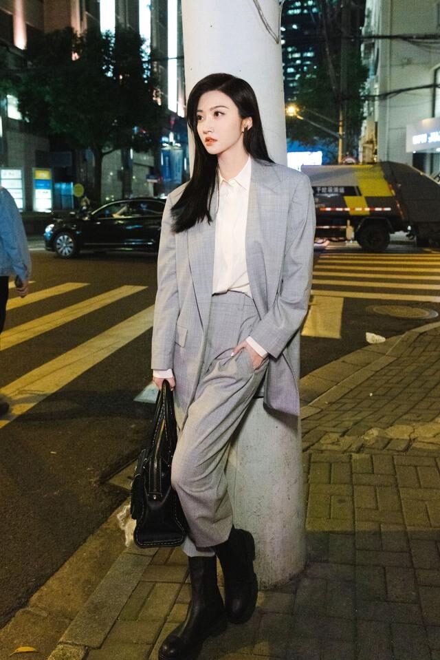景甜皮裤西装现身,景甜的波点礼服穿搭大秀好身材
