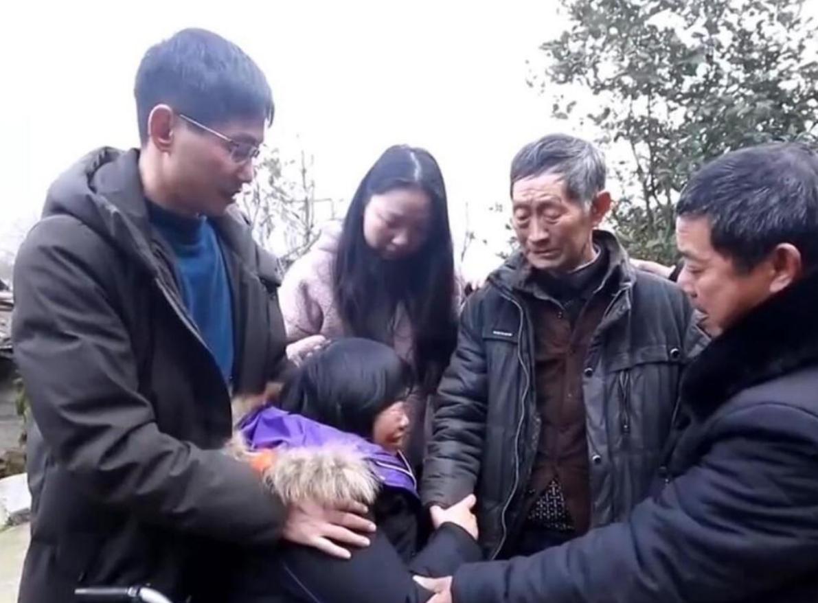 女儿结婚途中遇车祸，隐瞒26年未回娘家，男子做了26年未婚夫